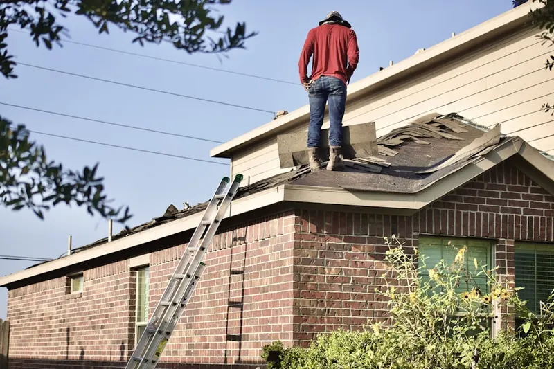 Professional roofer working on a residential roof in Quintana